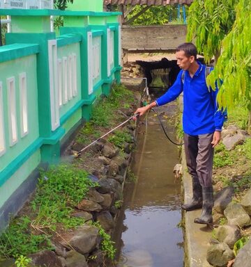 Hari Sampah Nasional, KUA Gunem Melakukan Penyemprotan Rumput
