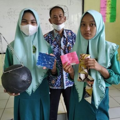 Guru MTs Negeri 2 Rembang Memanfaatkan Barang Bekas Untuk Media Pembelajaran