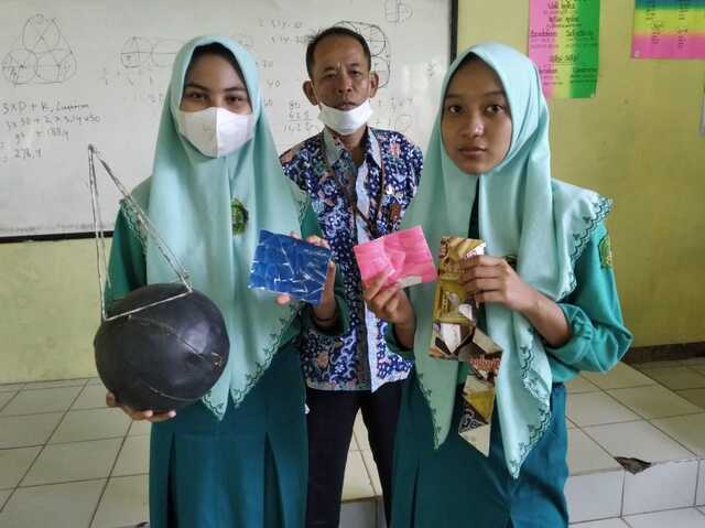 Guru MTs Negeri 2 Rembang Memanfaatkan Barang Bekas Untuk Media Pembelajaran