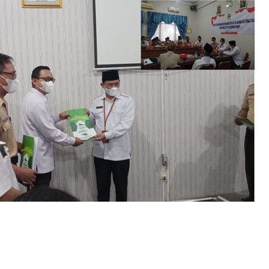 Afief Mundzir Serahkan Izin Tukar Menukar Harta Benda Wakaf di Sukoharjo