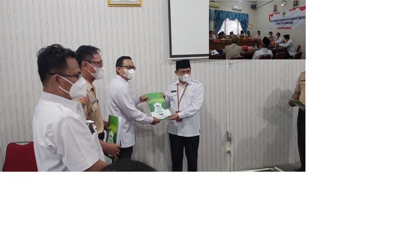 Afief Mundzir Serahkan Izin Tukar Menukar Harta Benda Wakaf di Sukoharjo