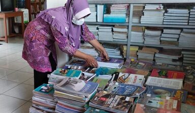 Perpustakaan MAN 2 Rembang Sortir Buku Koleksi