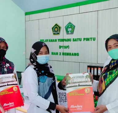 Petugas PTSP MAN 2 Rembang Dapat Penghargaan dari Madrasah  