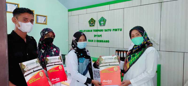 Petugas PTSP MAN 2 Rembang Dapat Penghargaan dari Madrasah  
