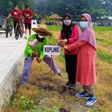 Peringati HSN, KUA Sluke Bersihkan Pantai dan Tanam Pohon di Pantai Lor Sluke