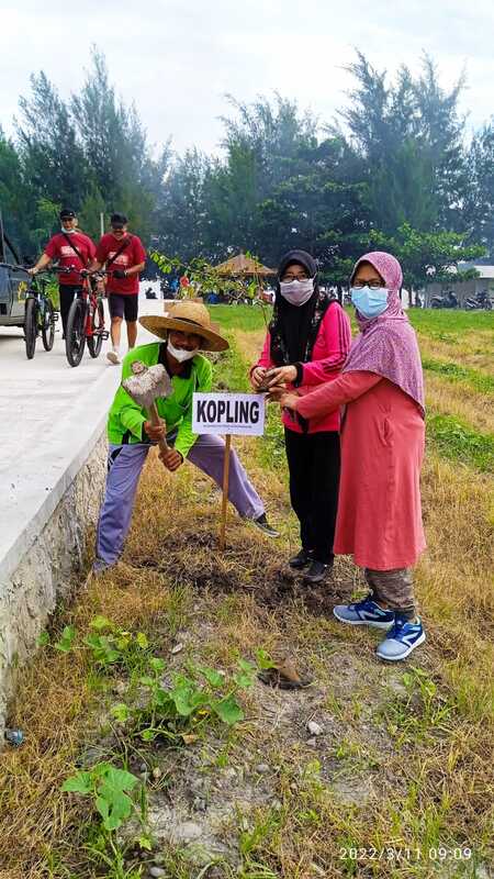Peringati HSN, KUA Sluke Bersihkan Pantai dan Tanam Pohon di Pantai Lor Sluke