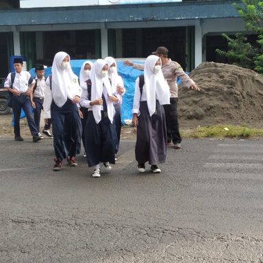 Pastikan Aman, Polsek Pamotan dan Satpam Sigap Seberangkan Siswa