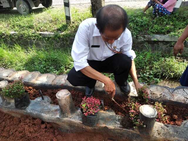 Tanaman Hias Percantik Lingkungan MTsN 2 Rembang