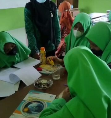 Siswa MTsN 4 Rembang Uji Kandungan Zat Dalam Makanan