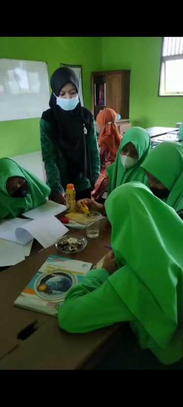 Siswa MTsN 4 Rembang Uji Kandungan Zat Dalam Makanan