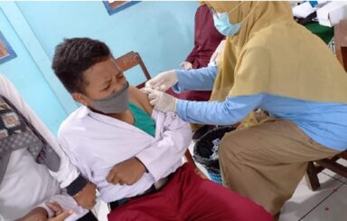 BIN Pantau Langsung Pelaksanaan Vaksin Covid-19 Dosis 2 Di MI Muhammadiyah Kecepit