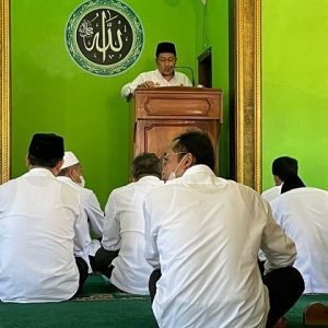 Kepala Kantor Kementeian Agama Kabupaten Boyolali H. HAnif Hanani memberikan ceramah Kultum seusai shalat dhuhur berjamaah
