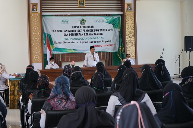 Kakankemenag Kab. Boyolali memberikan pembinaan didepan guru guru penerima sertifikat PPG tahun 2021