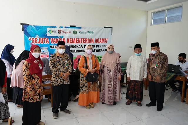 Ka Kankemenag Kab. Boyolali beserta pengasuh Ponpes Al Huda Doglo melihat pelaksanaan Vaksinasi dosis 3 di Aula Ponpes Al Huda