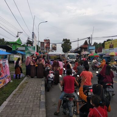 Siswa MTsN 3 Rembang Antusiasi Bagi Takjil