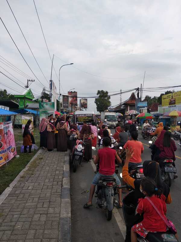Siswa MTsN 3 Rembang Antusiasi Bagi Takjil