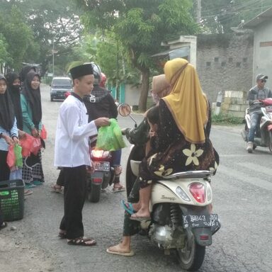 Tebar Kebaikan di Bulan Ramadan, MTs Negeri 2 Rembang Berbagi Takjil