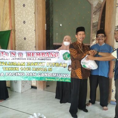 Gandeng Desa, MTsN 2 Rembang Distribusikan Zakat