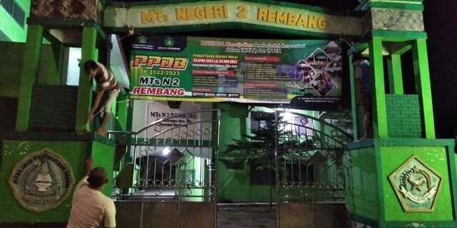 Di tengah Ramadhan, Pasang Spanduk PPDB di Malam hari