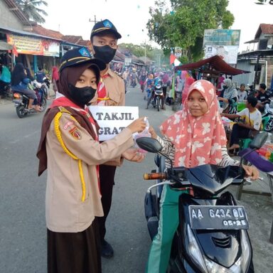 Ramadhan, Pramuka MAN 3 Kebumen Bagikan Ratusan Takjil
