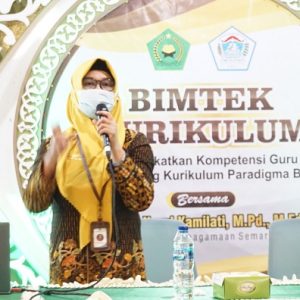 Nara sumber ibu Nurul Kamilati saat beri materi pada Bimtek Kurikulum di MTs Salafiyah Kajen Pati.