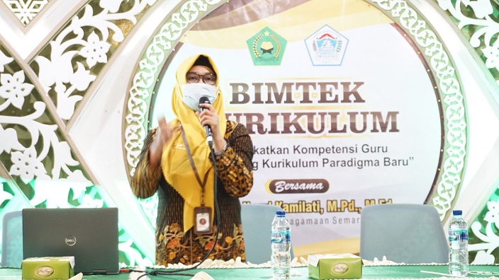 Nara sumber ibu Nurul Kamilati saat beri materi pada Bimtek Kurikulum di MTs Salafiyah Kajen Pati.