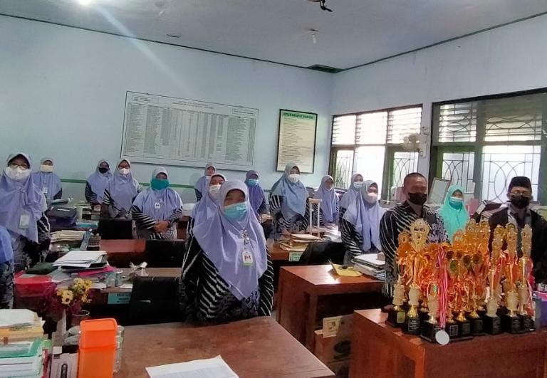 Lecut Semangat Guru Dan Karyawan, Kepala MIN 1 Kebumen Inisiasi Program Ma’rifat