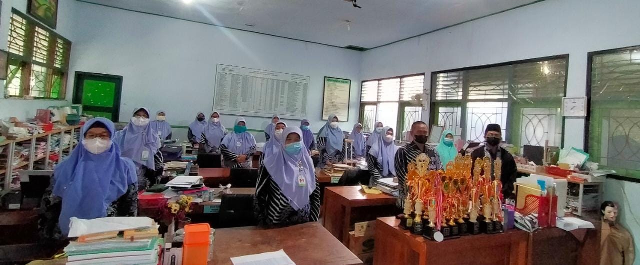 Lecut Semangat Guru Dan Karyawan, Kepala MIN 1 Kebumen Inisiasi Program Ma’rifat