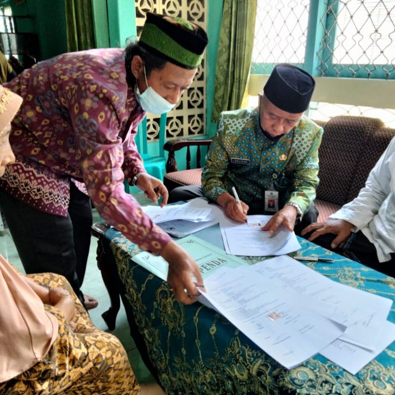 Kepala KUA Kebumen Pimpin Ikrar Waqaf Di Panjer Kebumen