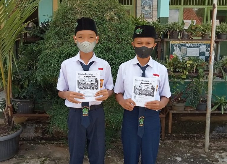 MTs Ma’arif Mandiraja Terbitkan Buku Catatan Romadhan