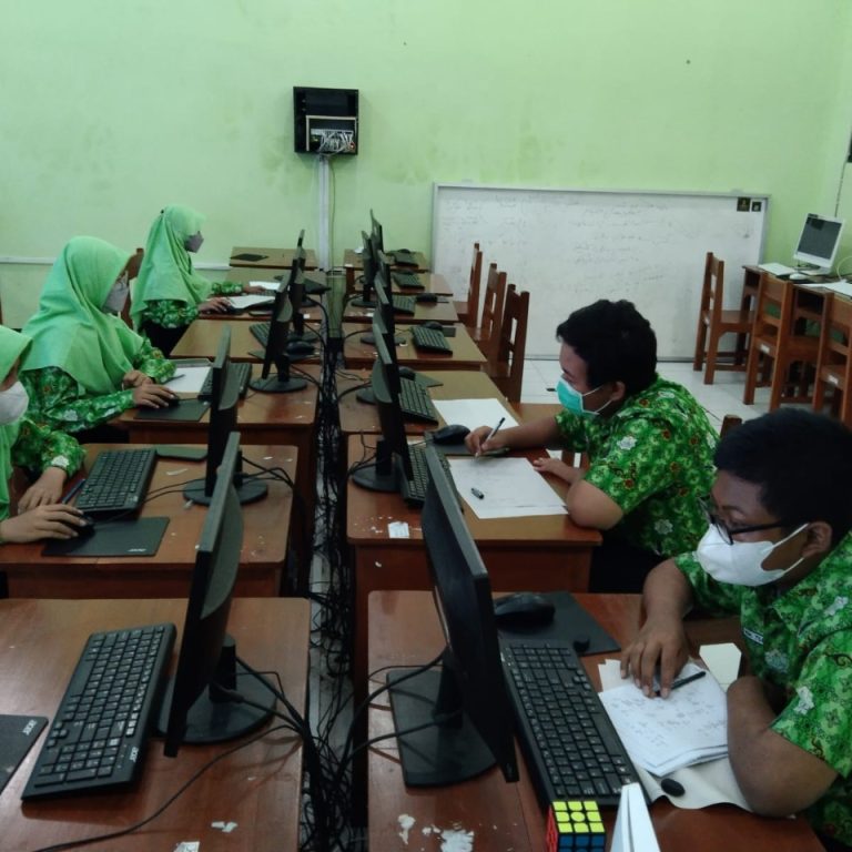 Empat Peserta Didik MTs.N 1 Kebumen Ikut Semifinal Kompetisi Literasi dan Numerasi Nasional 2022