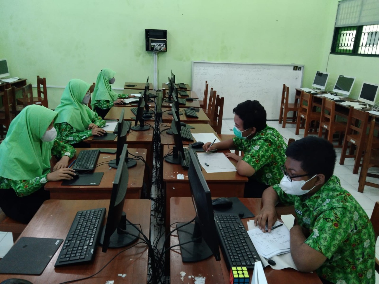 Empat Peserta Didik MTs.N 1 Kebumen Ikut Semifinal Kompetisi Literasi dan Numerasi Nasional 2022