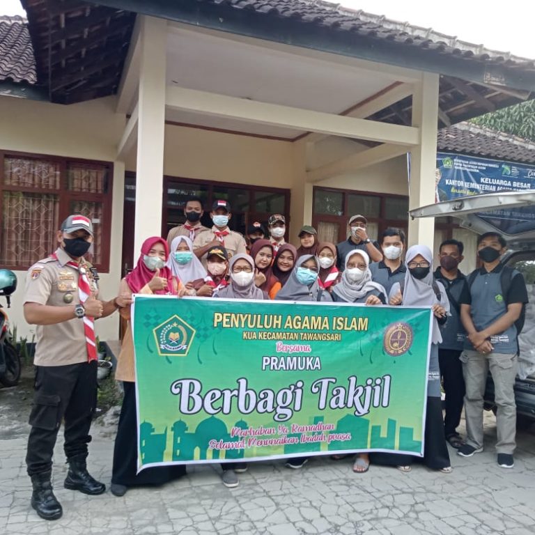 Penyuluh Agama Tawangsari Berkolaborasi dengan Pramuka Bagikan Takjil Gratis