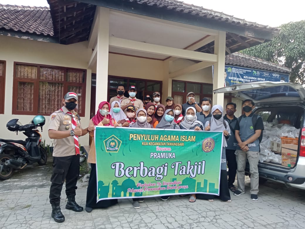 Penyuluh Agama Tawangsari Berkolaborasi dengan Pramuka Bagikan Takjil Gratis
