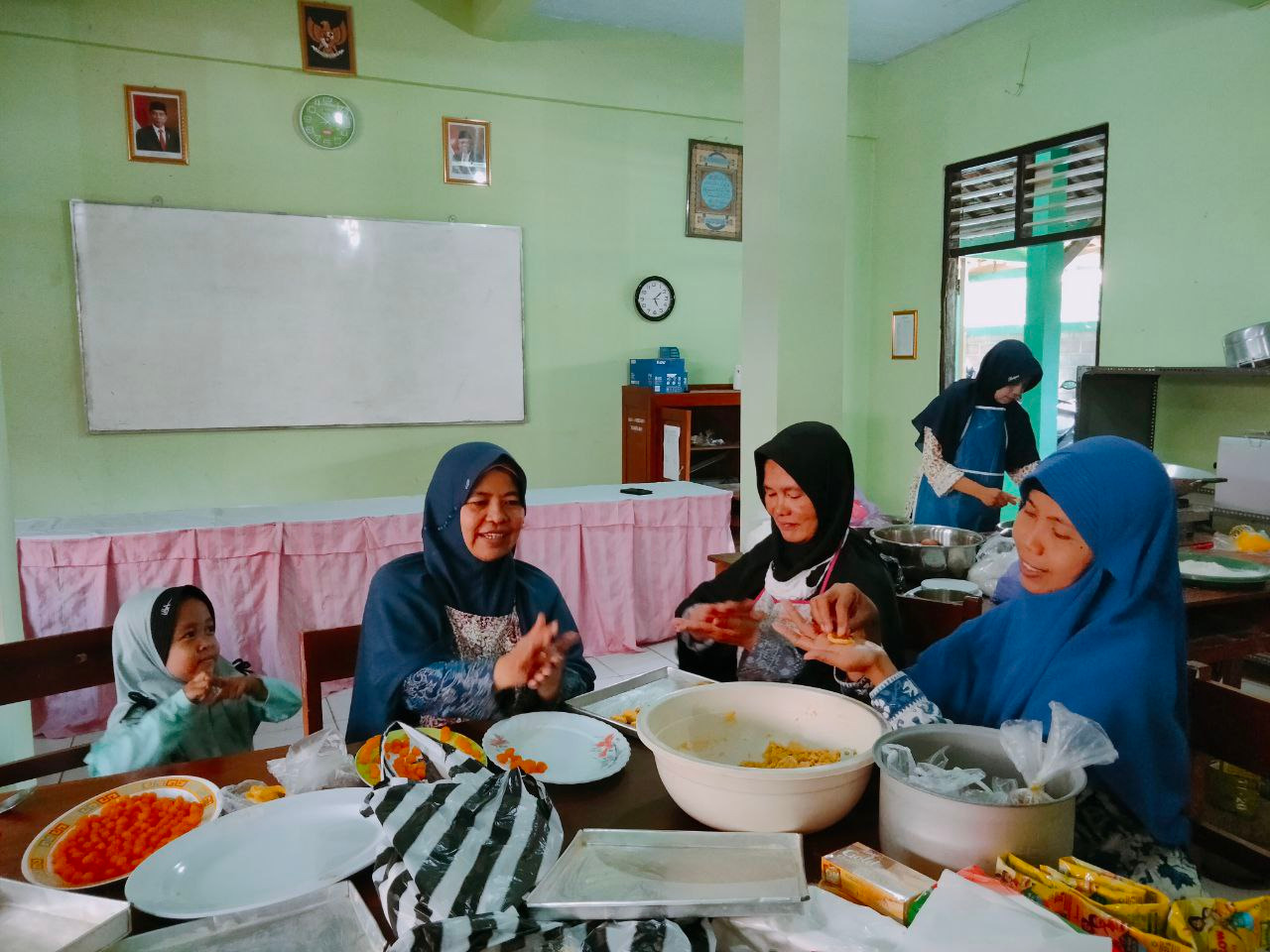 Isi Waktu Senggang, Dharma Wanita Persatuan MAN 4 Kebumen Latihan Bikin Roti