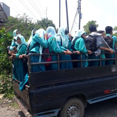 Siswa MTs Negeri 2 Rembang Sambut Gembira Angkutan Antar Jemput