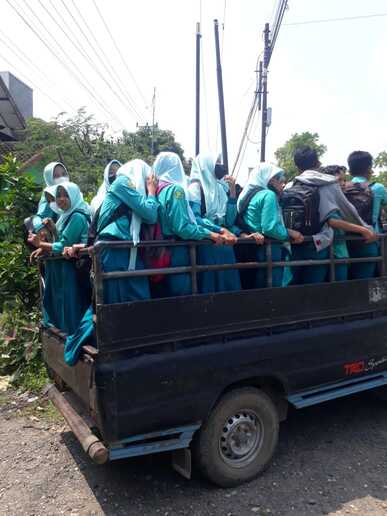 Siswa MTs Negeri 2 Rembang Sambut Gembira Angkutan Antar Jemput