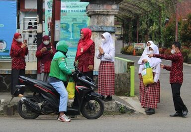 Menggugah Rasa Empati, MTs N 2 Banjarnegara Adakan Baksos