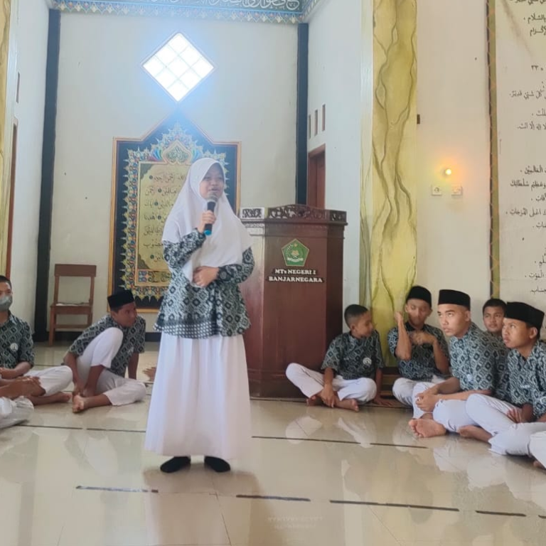 Sampaikan Manfaat Sholat Berjamaah, Neila: Pahalanya Sampai Ke Surga