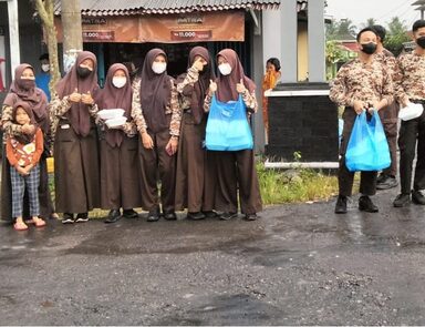 Peduli Sosial, Pramuka MTs N 4 Banjarenegara Bagi-Bagi Takjil di Bulan Penuh Berkah