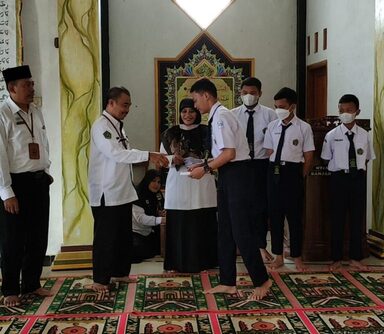MTs Negeri 1 Banjarnegara Distribusi Zakat Fitrah Kepada Mustahik 
