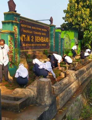 Terjun Langsung, Yunus Anis Tanamkan Karakter Bersih pada Siswa