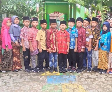 Hari Kartini, Siswa-Siswi MIN 2 Rembang Kenakan Pakaian Adat