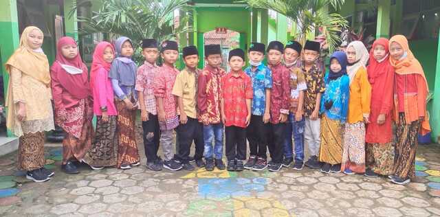 Hari Kartini, Siswa-Siswi MIN 2 Rembang Kenakan Pakaian Adat