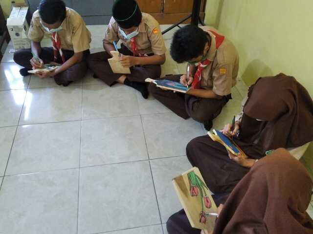 Siswa Adakan Praktikum Lukis Panel