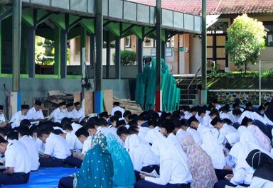 Guru dan Siswa MTs Negeri 3 Banjarnegara Laksanakan Tadarus Al-Qur’an