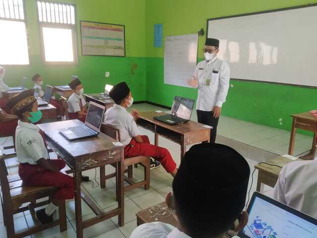 Kasubag TU Monitoring Ujian di MIN 2 Rembang