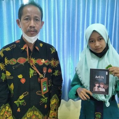 Berbekal HP, Siswa MTs Negeri 2 Rembang Ini Terbitkan Novel