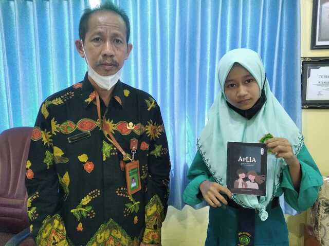 Berbekal HP, Siswa MTs Negeri 2 Rembang Ini Terbitkan Novel