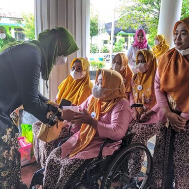 DWP Kemenag Rembang Salurkan Bantuan Kaum Disabilitas